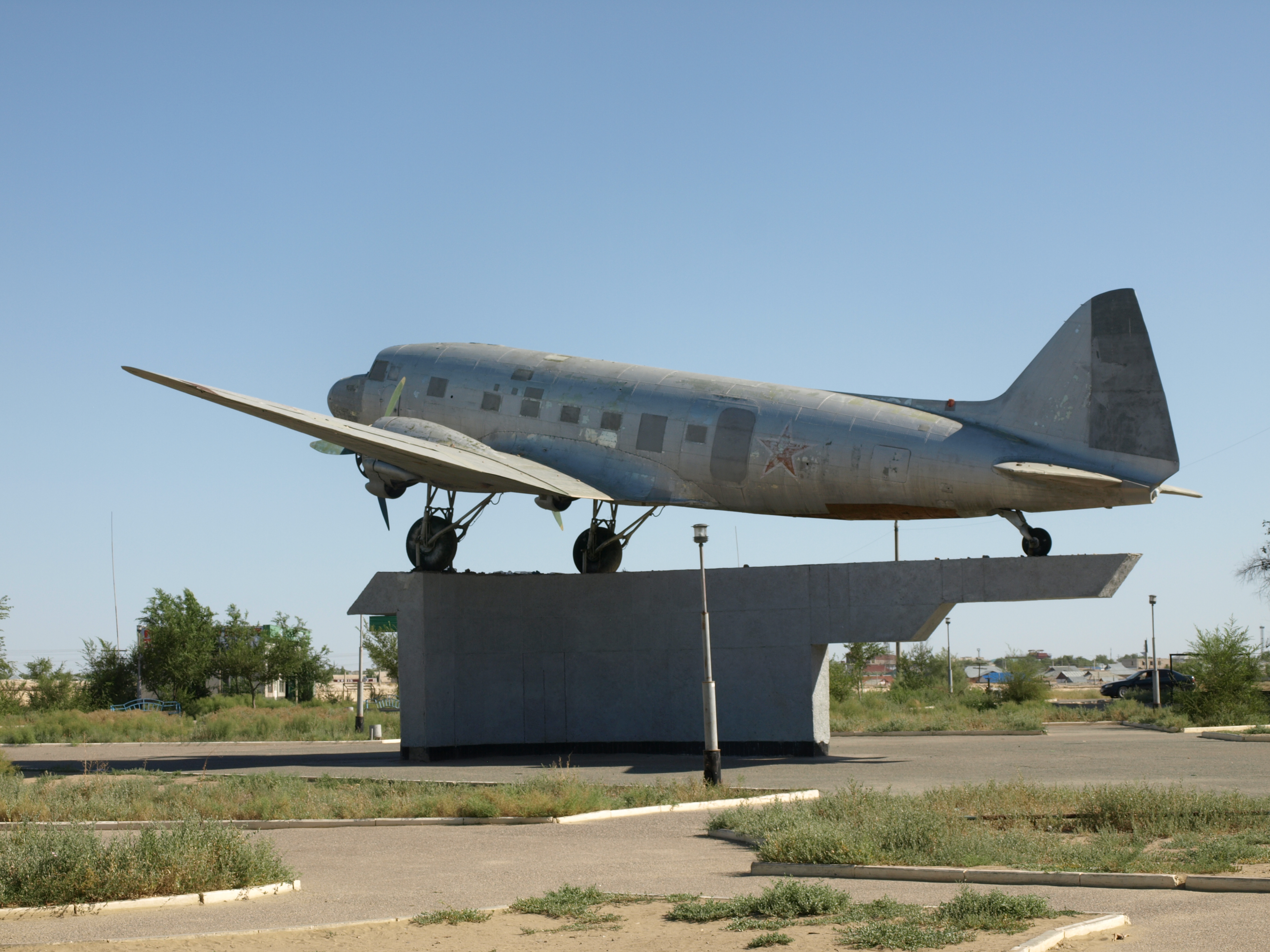 Памятник самолёту ли-2 (Байконур)