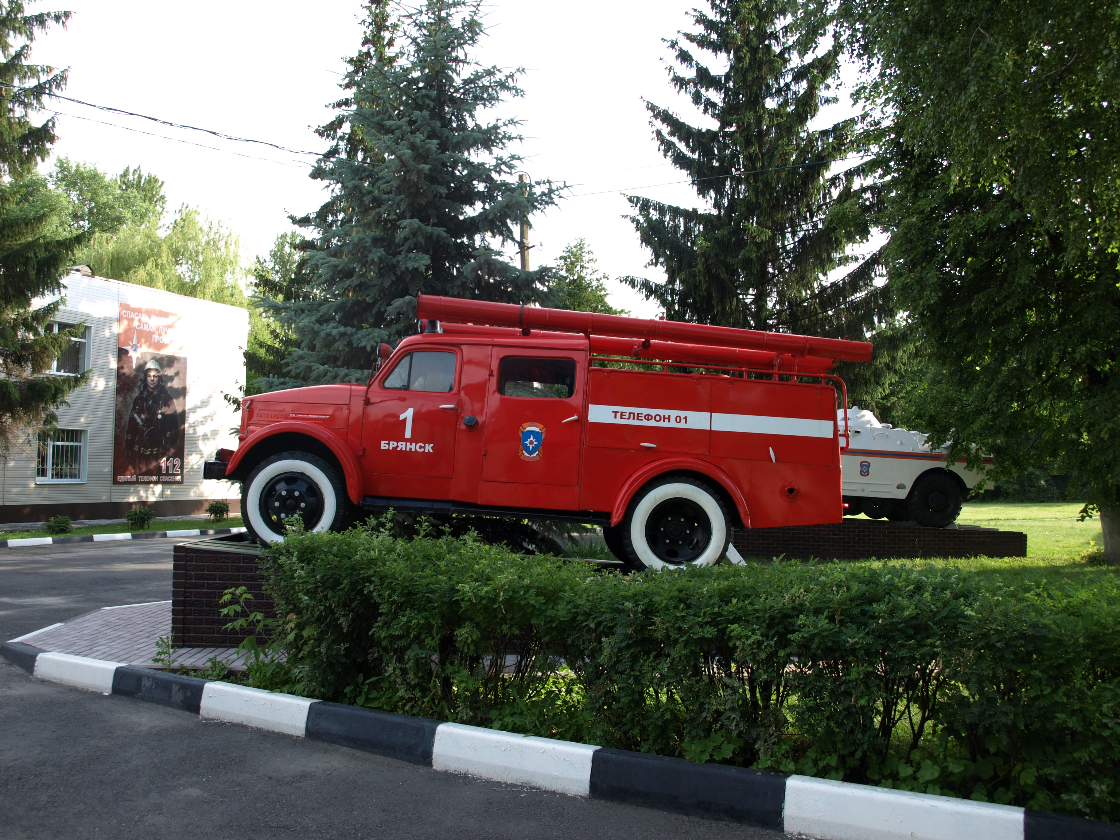 Памятник пожарному автомобилю