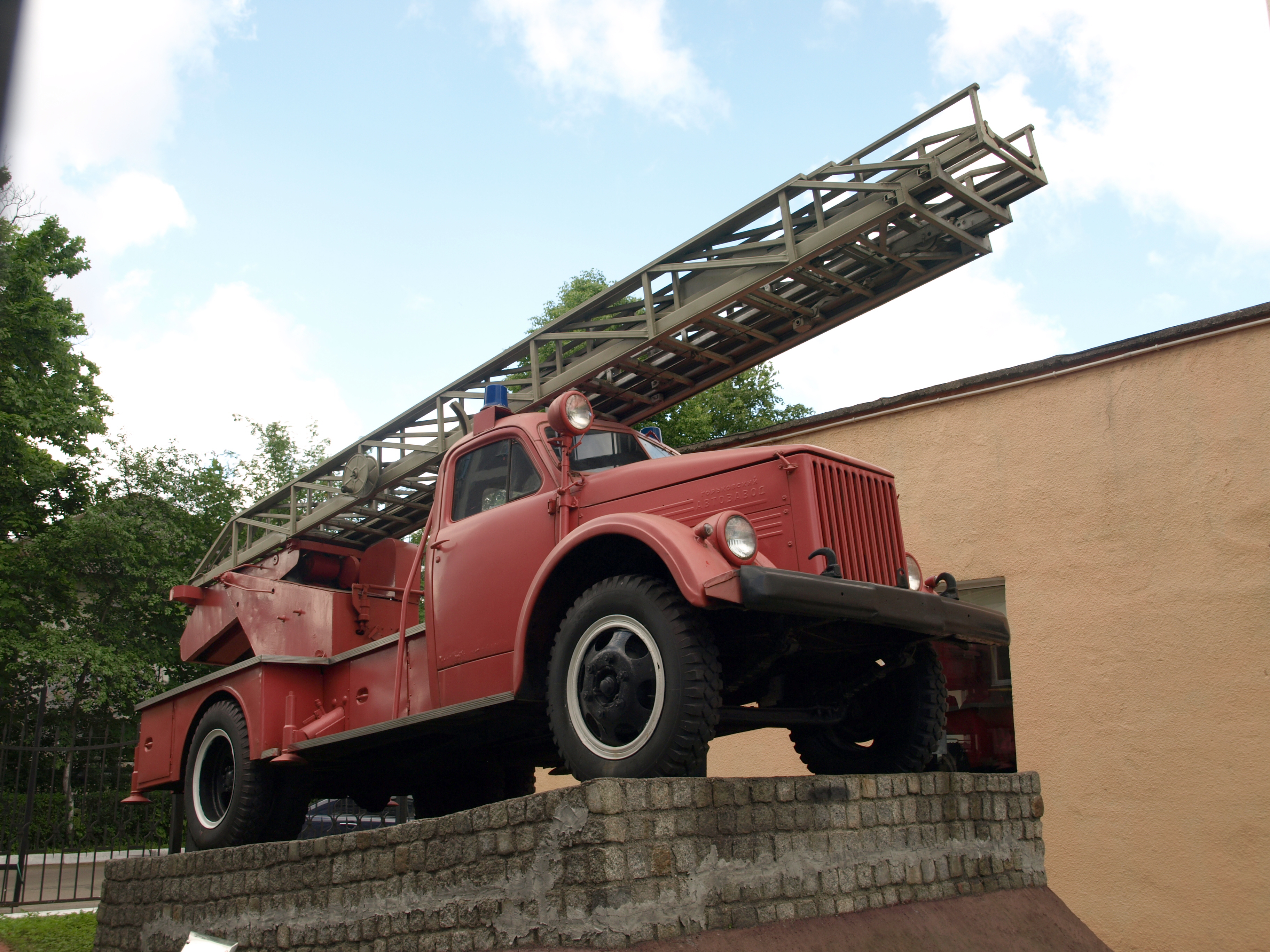 Пожарный автомобиль лестница
