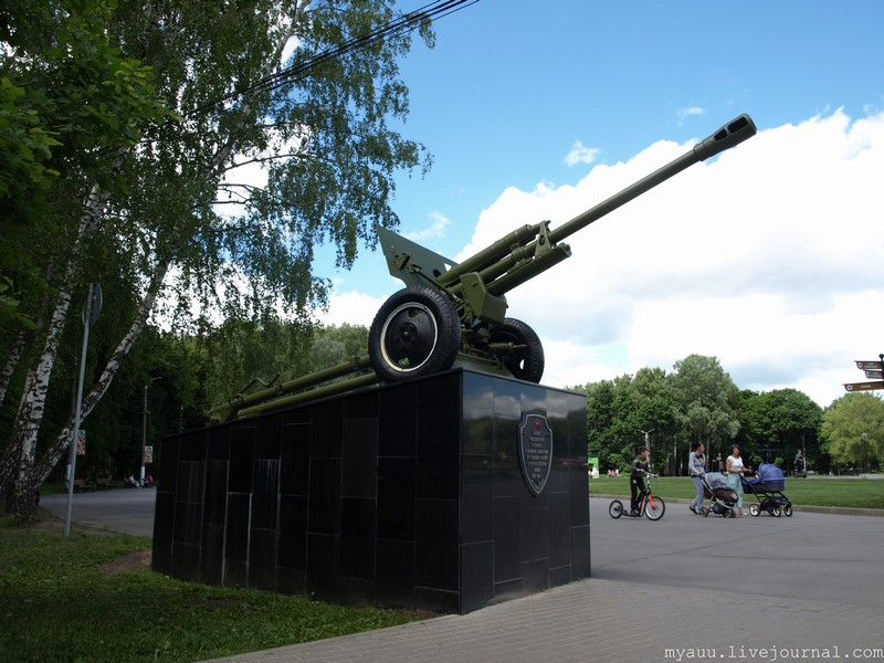 Пушки ЗИС-3 в ЦПКиО (Тула) .